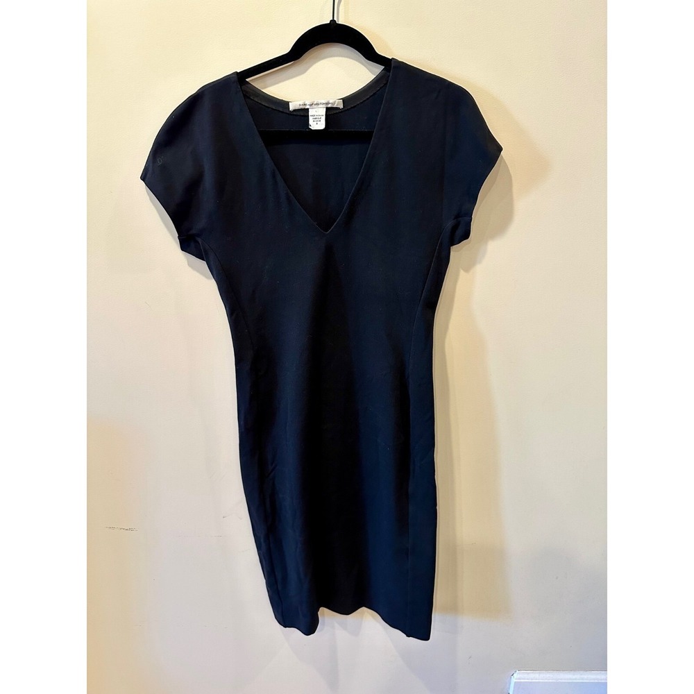 DVF Diane Von Furstenberg Classic Iconic LBD V-Neck Sheath Sz 8 Black Cap Sleeve